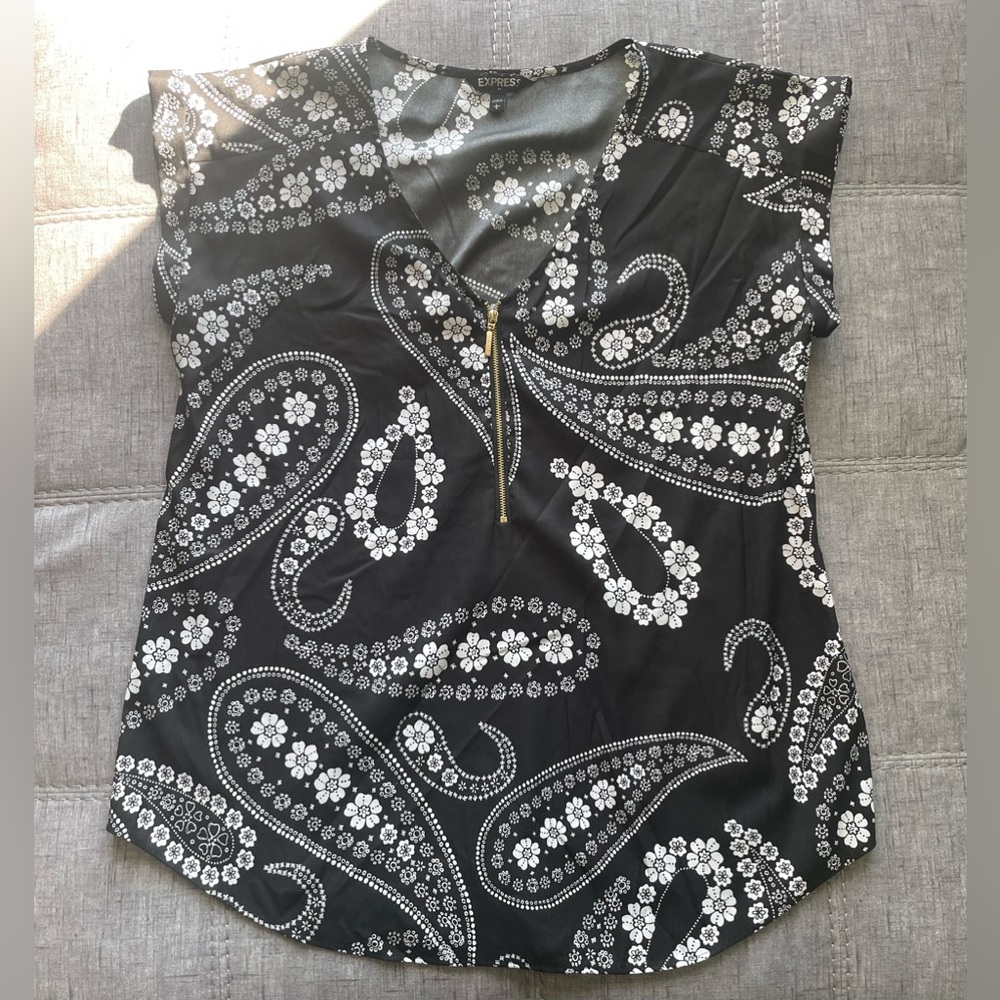 Express v neck zip blouse
Size Large